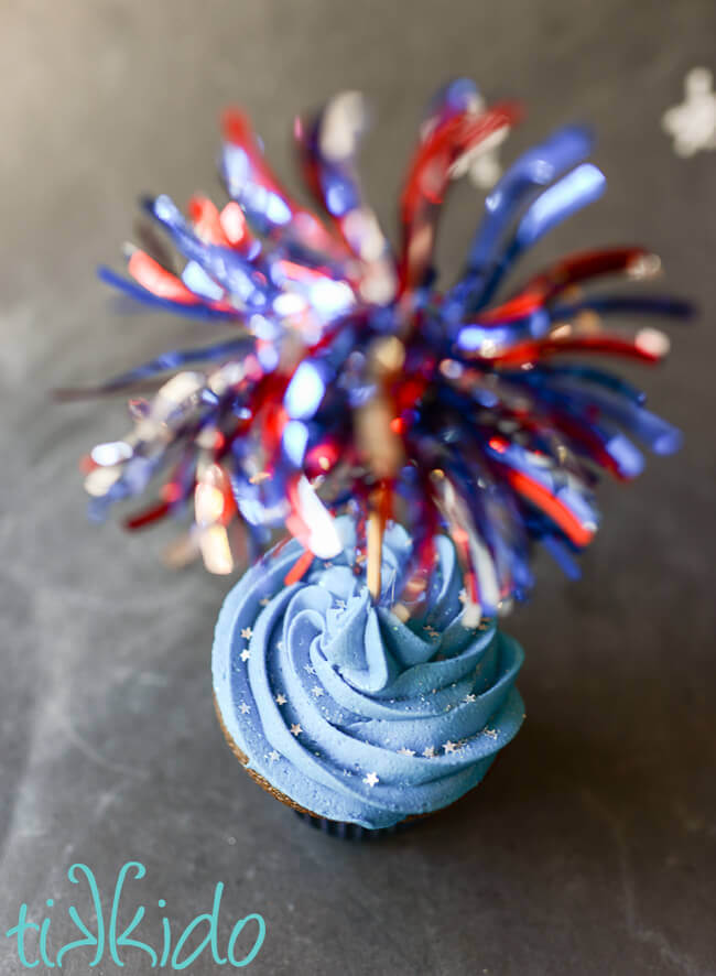 Easy, fast, red, white, and blue fireworks cupcake toppers for 4th of July cupcakes.