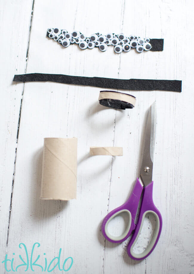 Procedural picture showing how to make DIY Halloween googly eye napkin rings.
