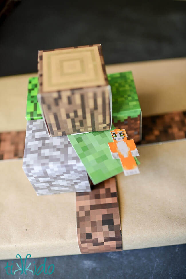 Printable minecraft paper used to make Minecraft gift wrapping.