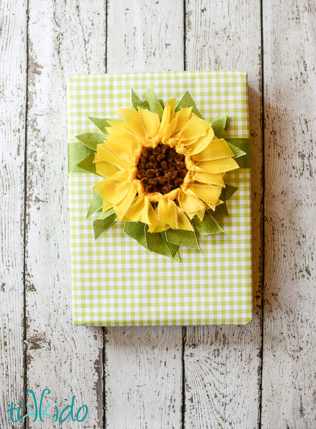 DIY ribbon sunflower gift topper tutorial.  Perfect for summer!