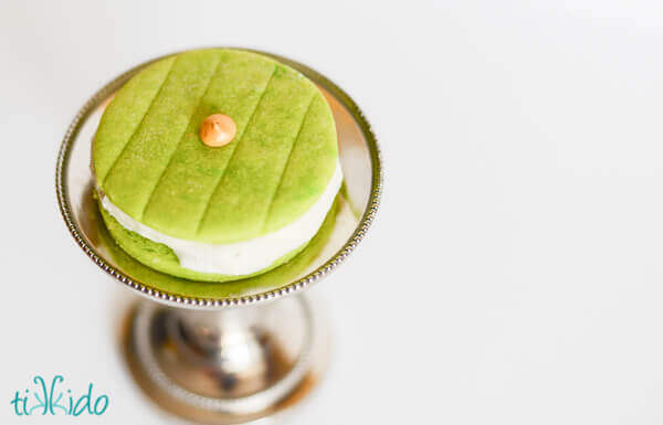 Ice cream sandwich that looks like Bilbo Baggins' round, green hobbit door on a small metal stand.