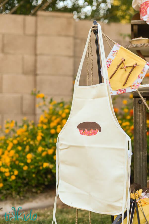 Apron decorated with an applique mud pie for the mud pie birthday party.