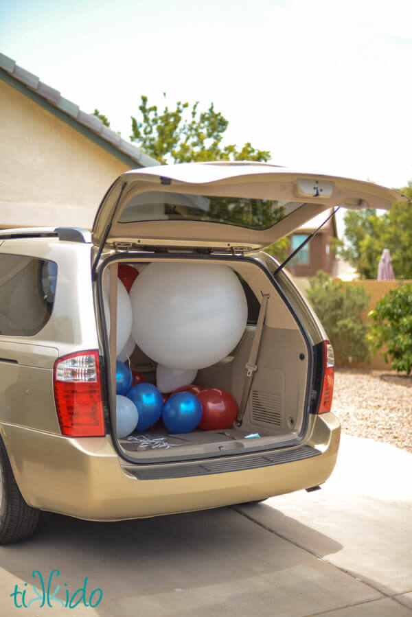 How Many Balloons can Fit in a Minivan? | Tikkido.com
