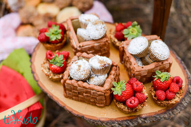 Min muffins in boxes made from sugar cookies for the Little Red Riding Hood party.