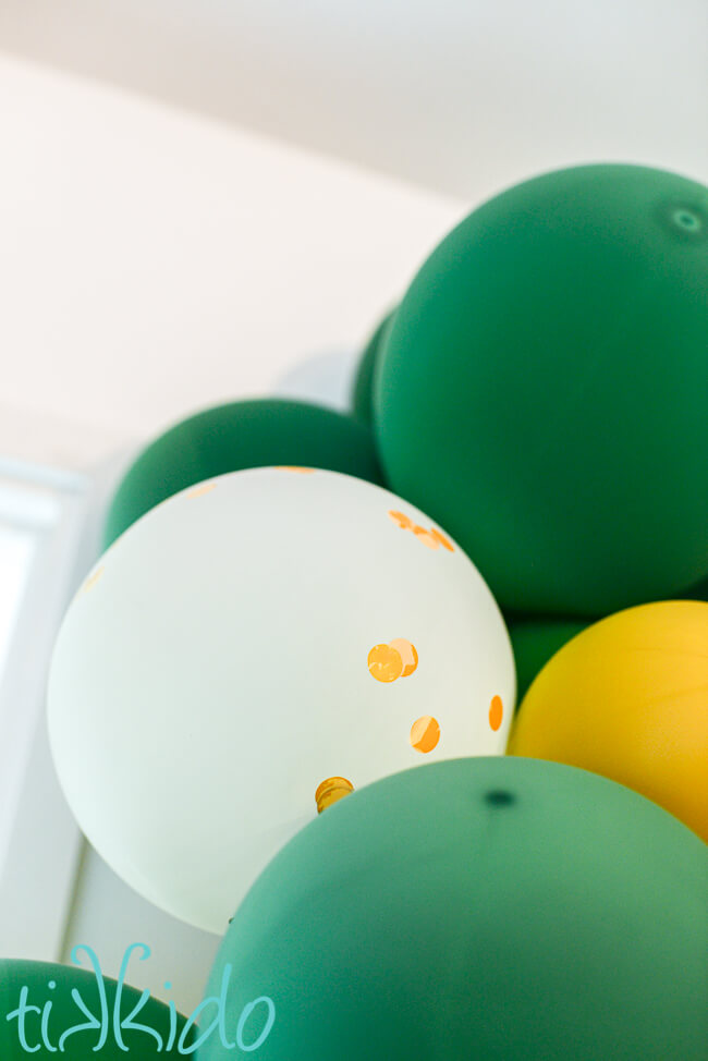 Photo showing the oxidation of balloons on a balloon garland 10 days after it was inflated.