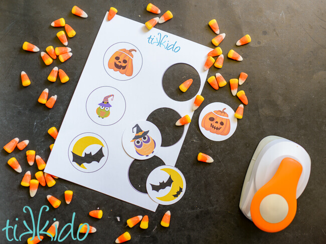 Free printable 2.5" circle Halloween gift tags.