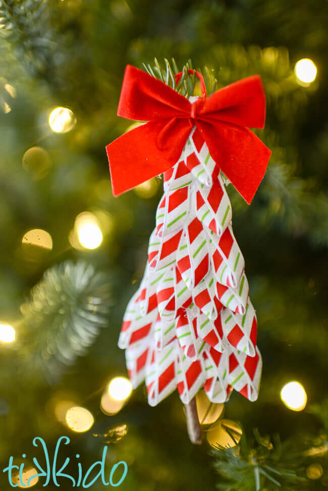 DIY Yarn Pom Pom Christmas Wreath with Felt Gingerbread House | Tikkido.com