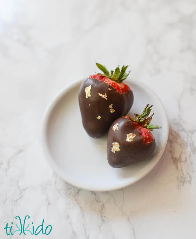 Featured image of post Easiest Way to Make White Chocolate Covered Strawberries With Gold Flakes