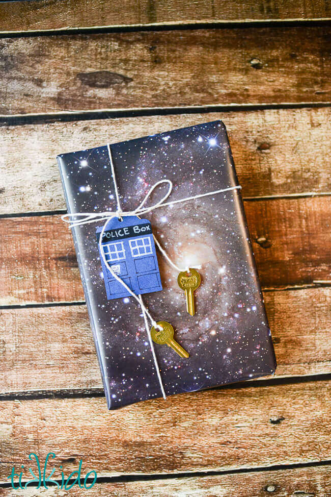 New Doctor Who Gift Wrap Set Birthday Tags Wrapping Paper TARDIS Dalek Official 
