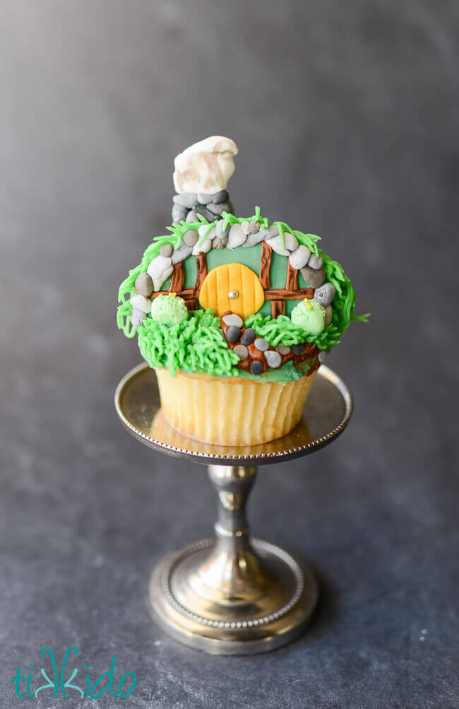Hobbit cupcakes from Lord of the Rings made to look like hobbit holes from the Shire.