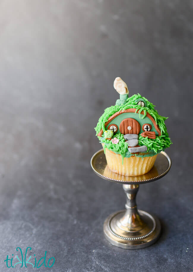 Hobbit cupcakes from Lord of the Rings made to look like hobbit holes from the Shire.