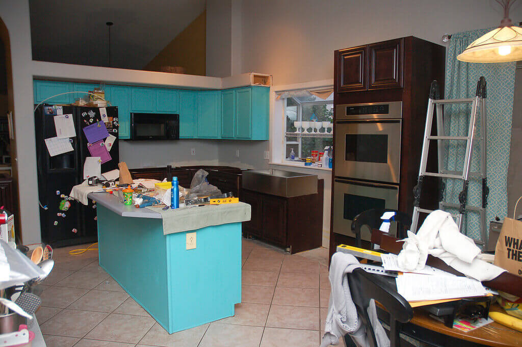 Kitchen Renovation: An Improvised Cutting Board Holder