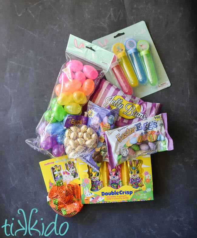 Mini Easter Basket Table Settings on a Budget | Tikkido.com