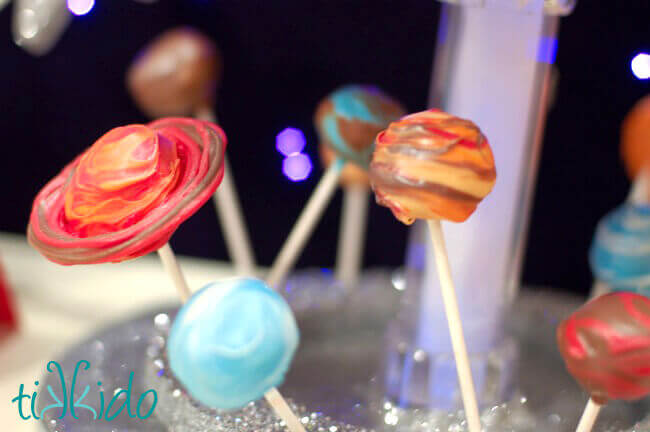 Cake pops decorated like planets