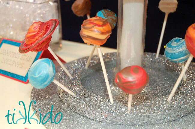 Cake pops decorated like planets