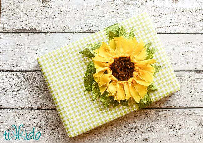 DIY ribbon sunflower gift topper tutorial. 